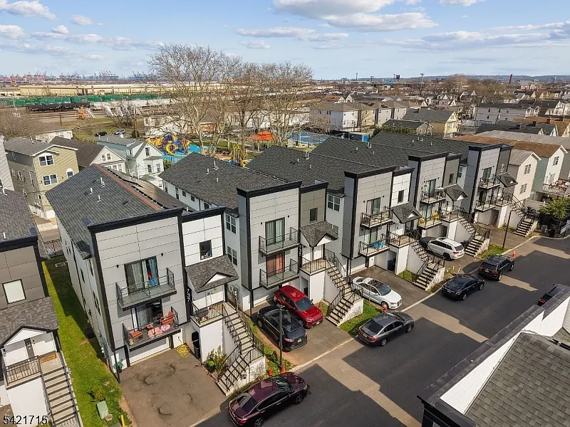 Building Photo - 735 Seaport Dr #2