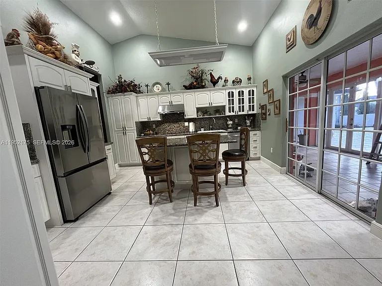 450 NW 130th Ave — Photo 3