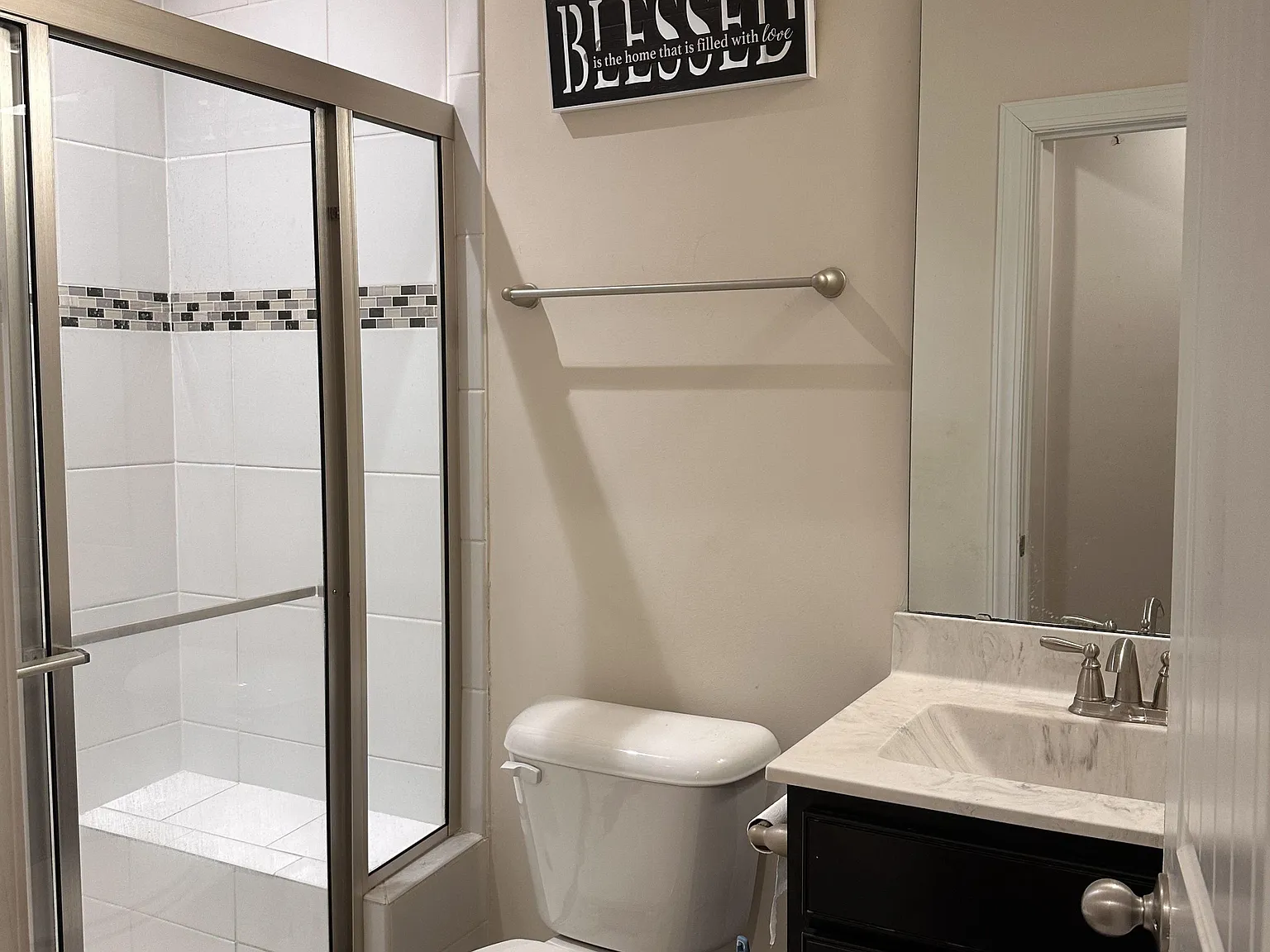 2 bed, 2.0 bath, 3231 sqft, $1,594 — Photo 2