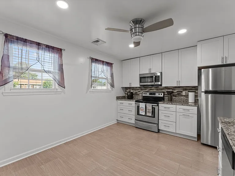 780 Meade Ln — Photo 4