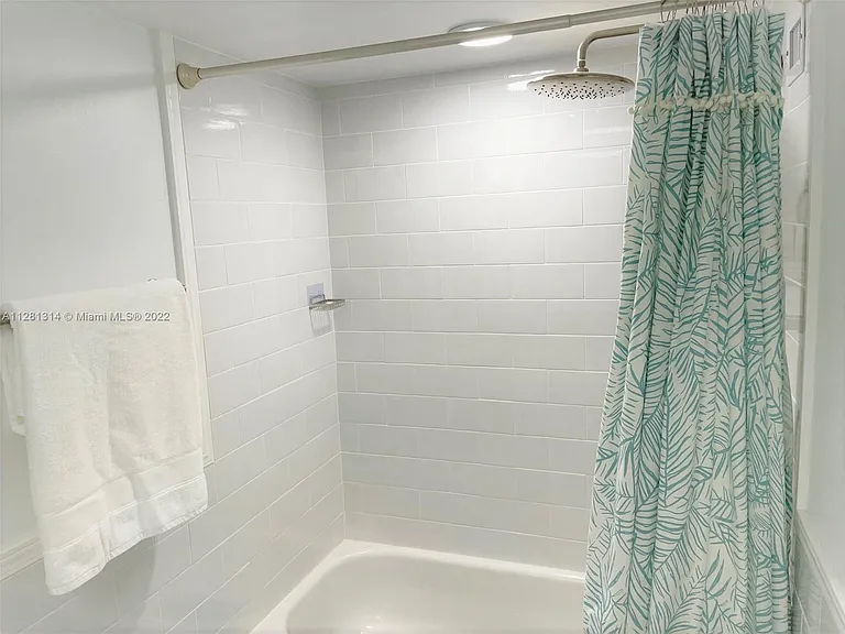 5161 Collins Ave #404 — Photo 11
