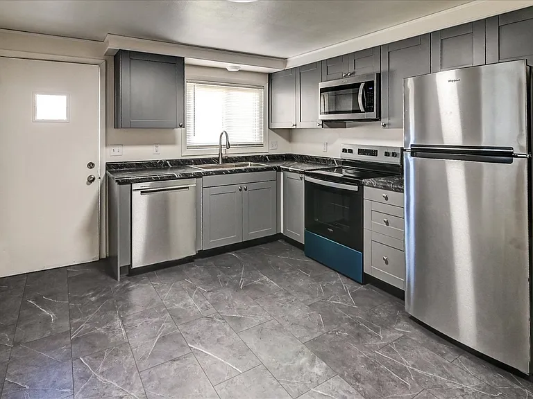 1810 Lake Point Dr #4 — Photo 6