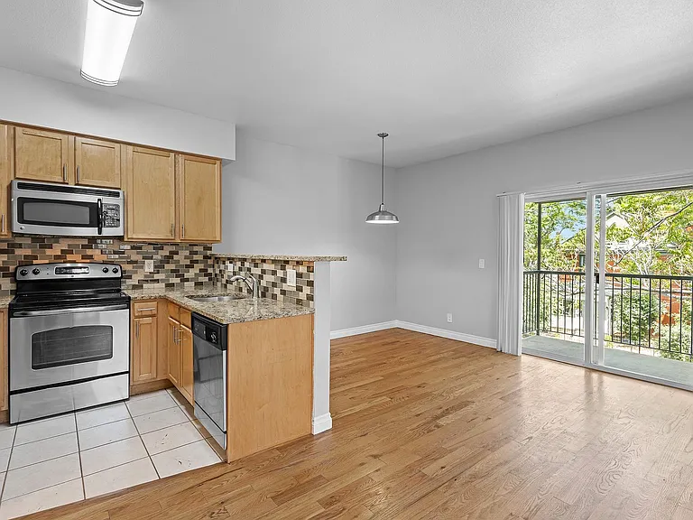 1485 Clayton — Photo 30