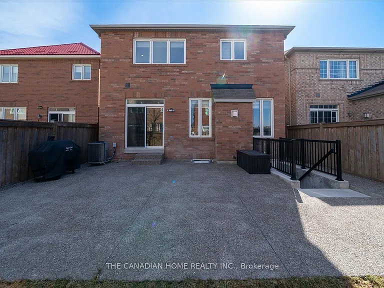 33 Denali Cres — Photo 42