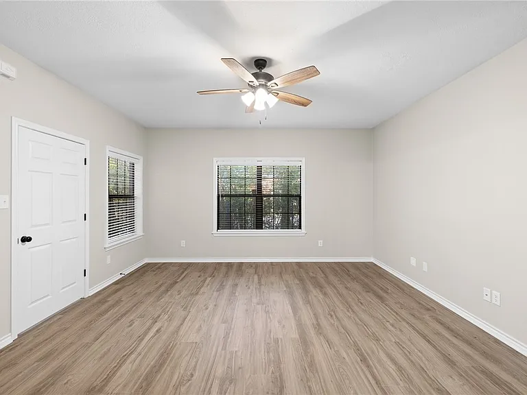 1301 Essex Grn — Photo 13