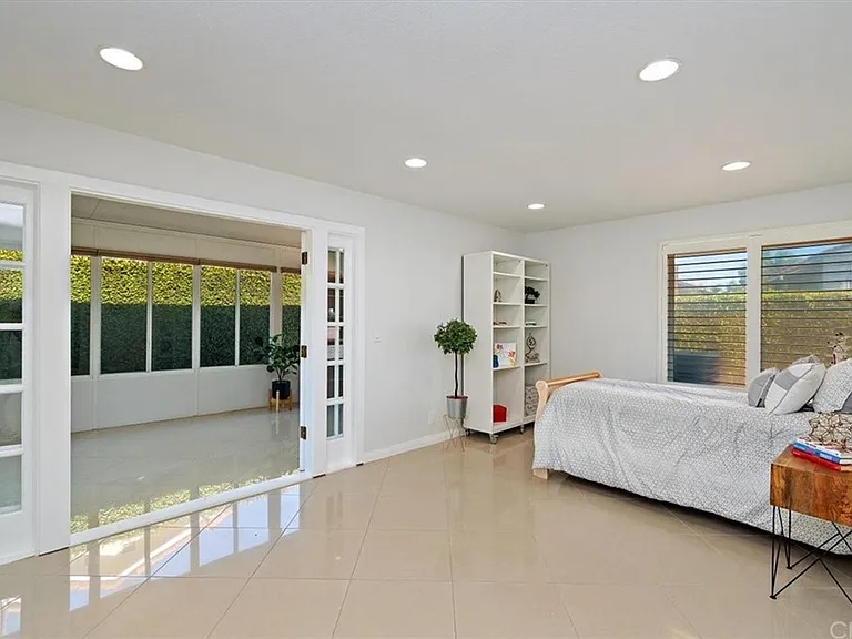 13043 Espinheira Dr — Photo 21