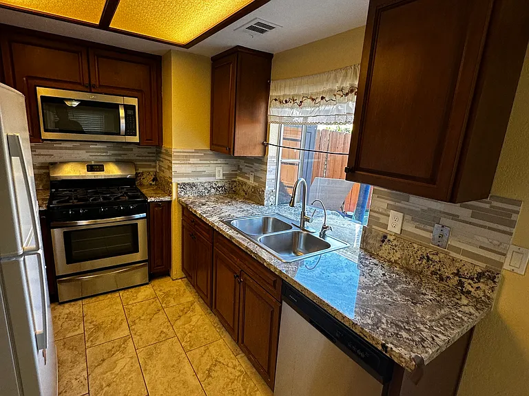 1465 E Lexington Ave #17D — Photo 10