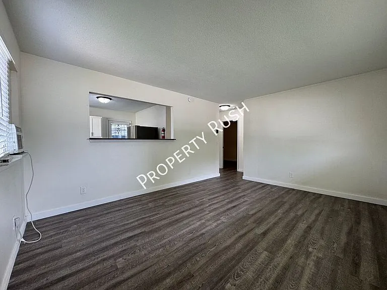 1100 S Willow St — Photo 2