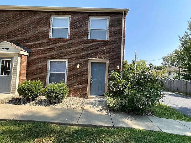 2 bed, 1.0 bath, 900 sqft, $775 — Photo 1
