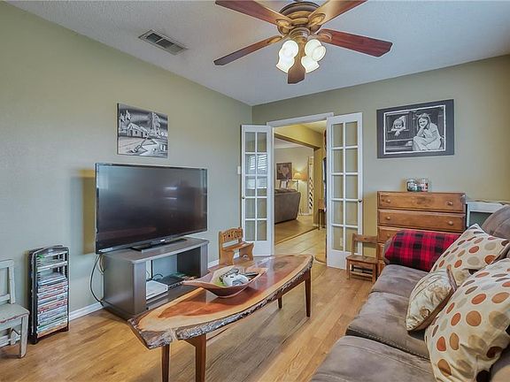 3rd image of 866 Sherry Ln S