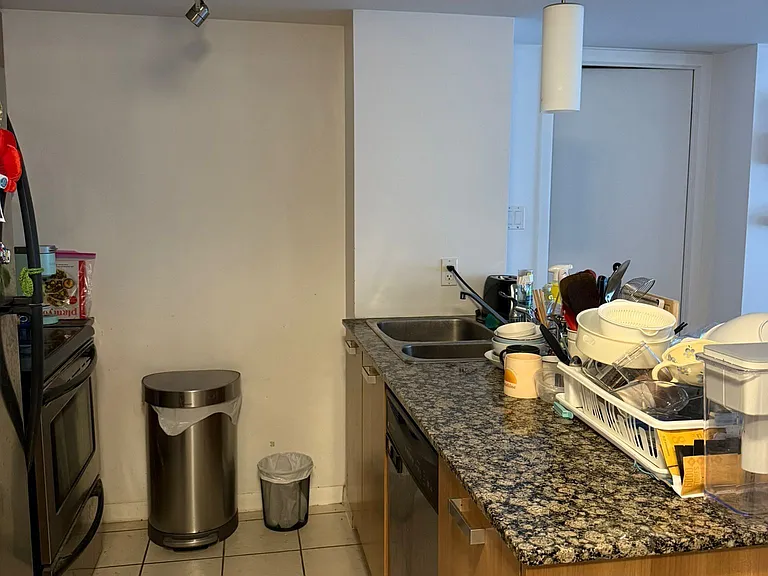 37 Grosvenor St #1209 — Photo 2