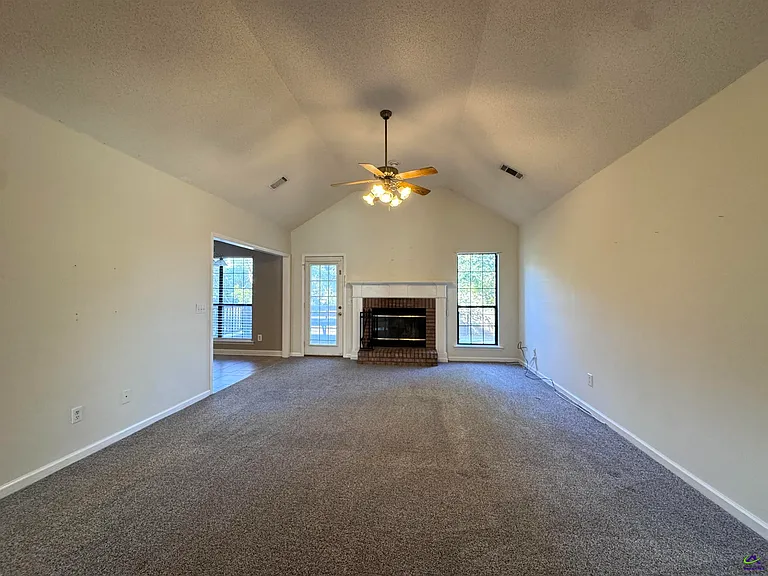 125 Lenox Dr — Photo 2