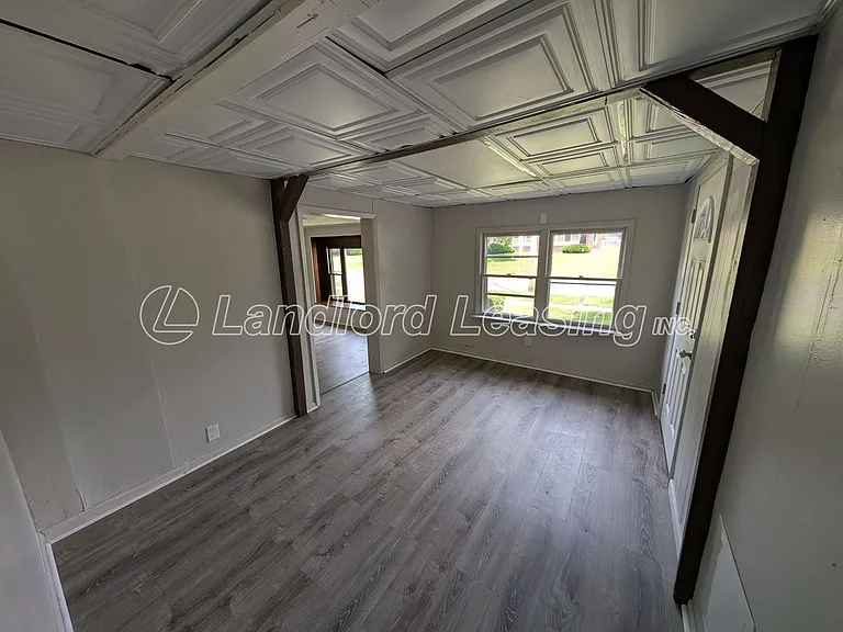 566 Jackson St — Photo 2