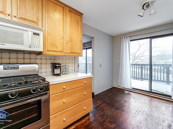 4th image of 29W353 Thornwood Ln