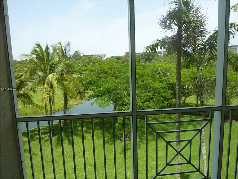 3500 Oaks Clubhouse Dr #308 — Photo 36