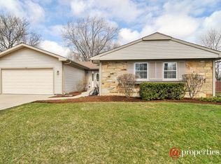 1011 Twisted Oak Ln, Buffalo Grove, IL 60089