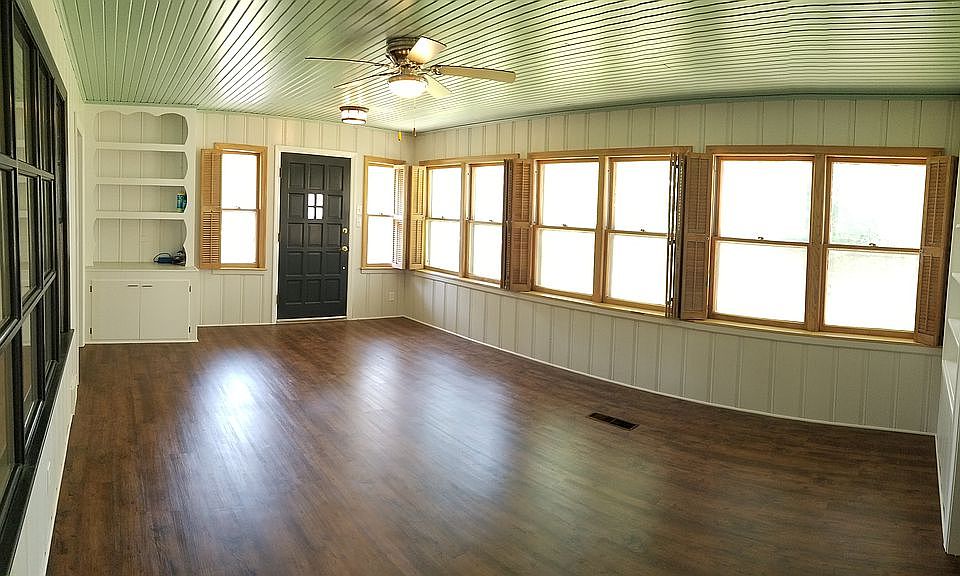 Sunroom (year-round use)