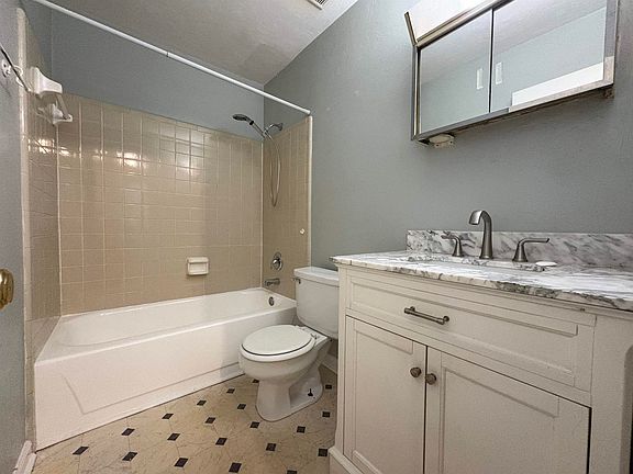 5th image of 1810 Sylvan Ct #1810B