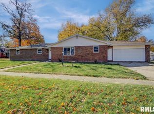 246 S Engle St, Greenview, IL 62642