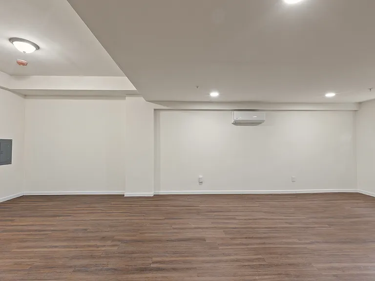 212 N Clinton Ave — Photo 20