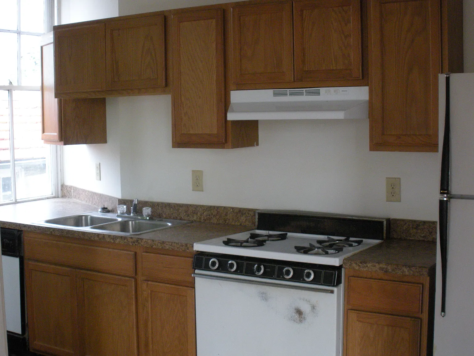 4 bed, 2200 sqft, $1,900 — Photo 3