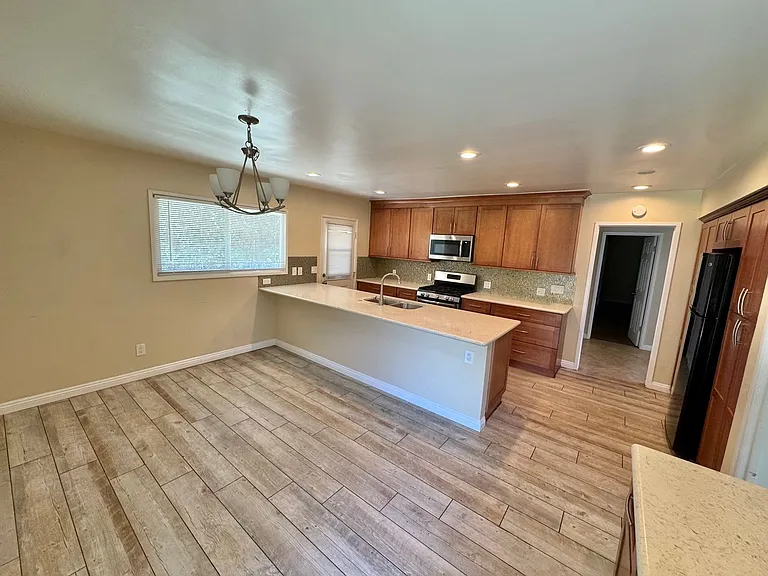 1209 N Riedel Ave — Photo 7