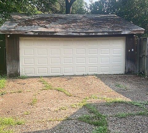 Garage with workroom (679sf)