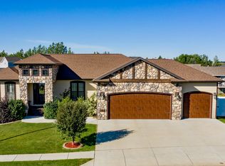 2457 Country Oak Dr, Dickinson, ND 58601