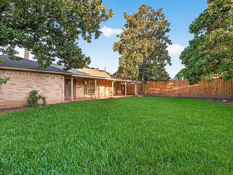 7422 Cortes Dr — Photo 37