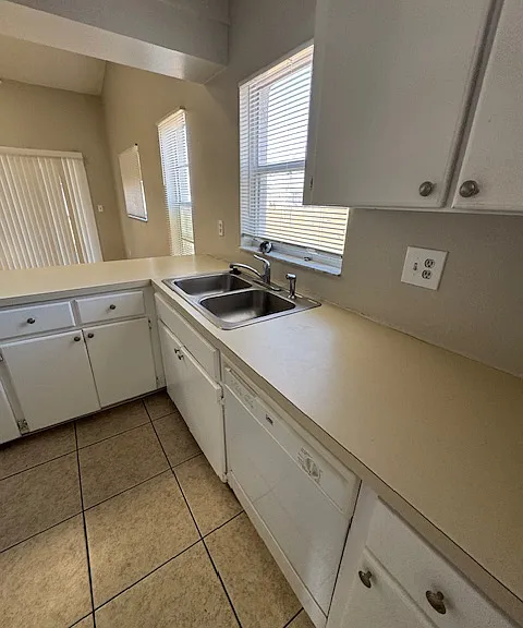 411 Diplomat Pkwy E — Photo 4