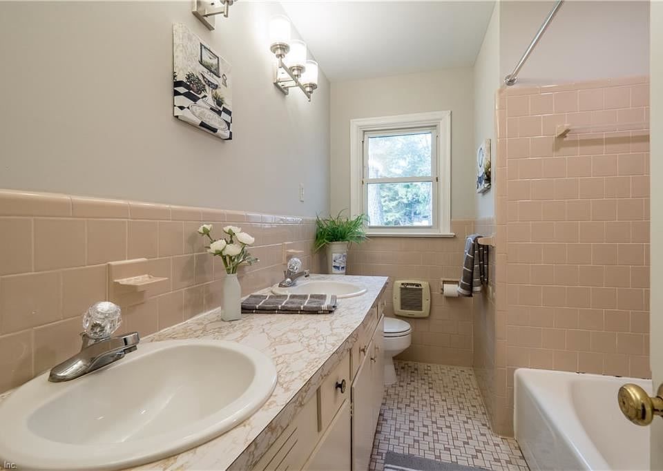 2nd image of 172 W Queens Dr