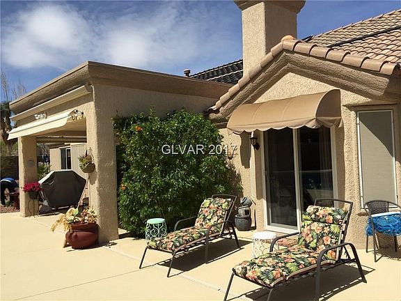 LARGE COV'D PATIO W/RETRACTALE AWNING & GAS BB-Q + EXTRA SEATING AREA OFF OF THE MASTER BEDROOM