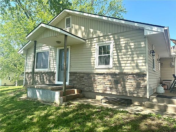 2nd image of 135 SE Mount Zion Rd