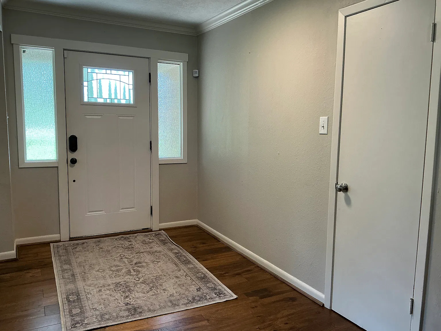 3 bed, 2.5 bath, 2400 sqft, $2,800 — Photo 2
