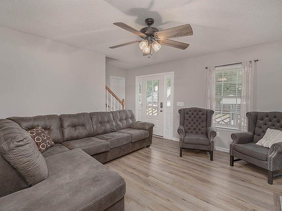 5th image of 105 Brook Hollow Ct