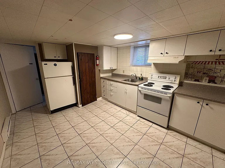 28 Snider Ave #LOWER — Photo 4