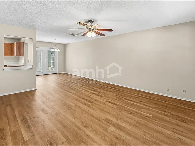 7659 Chatsworth — Photo 6
