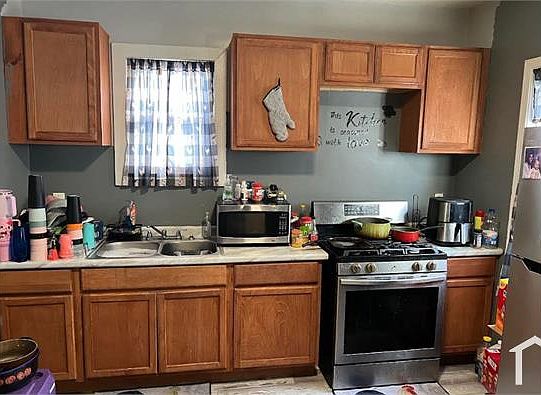 4th image of 9512 Gaylord Ave