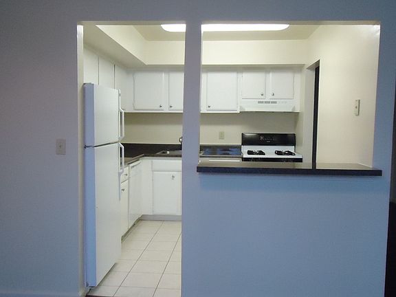 5th image of 18 Kensington Cir APT B