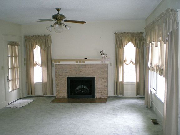 entryway/fireplace room