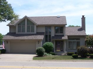 1604 N Riverside Dr, McHenry, IL 60050