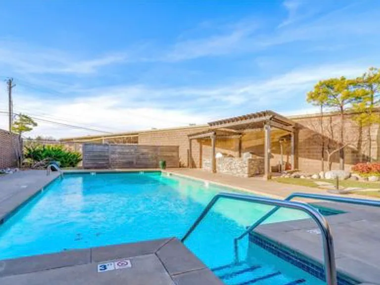 Out door swimming pool and Grill