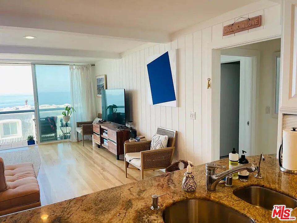 2 bed, 2.0 bath, 995 sqft, $5,400 — Photo 3