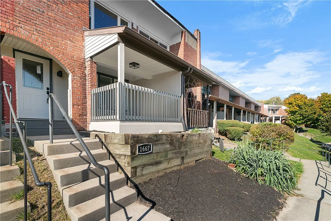 1667 Jancey St photo 1