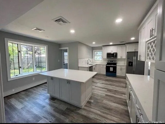 4 bed, 3.0 bath, 1972 sqft, $5,300 — Photo 2