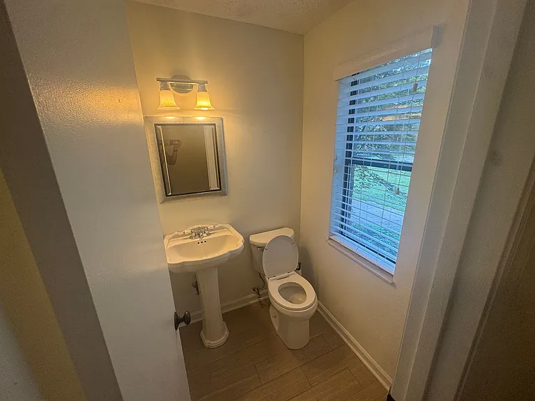625 Shadywood Ln — Photo 9