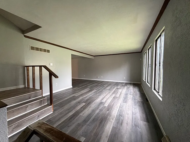 213 Berkshire Dr — Photo 2