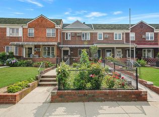 6142 82nd Pl, Middle Village, NY 11379