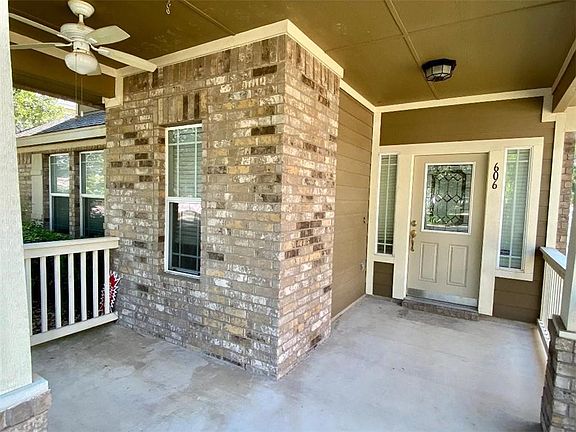 4th image of 606 Alamo Plaza Dr