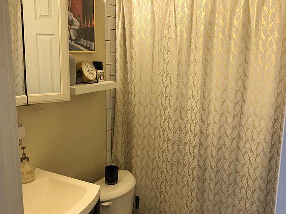 4th image of 1735 Elm St APT 1R